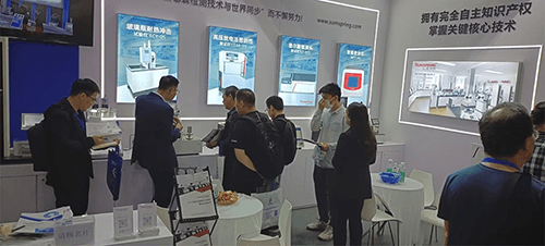 現(xiàn)場工作人員非常熱情地為朋友們介紹了新產(chǎn)品的功能、特點(diǎn)和優(yōu)勢