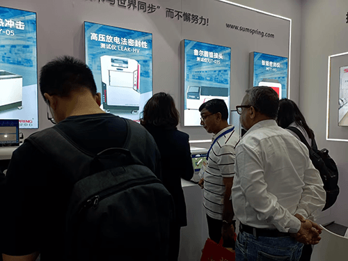 很多新朋友也被Sumspring三泉中石的產(chǎn)品所吸引，來到展臺前進(jìn)行咨詢和交流
